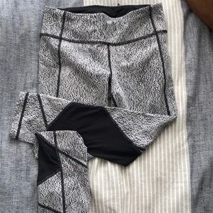 Lululemon leggings pocket and mesh details size 6